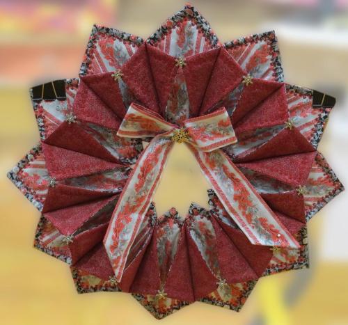 HDC-609-Fold-Stitch-Wreath-red-Jeffrey